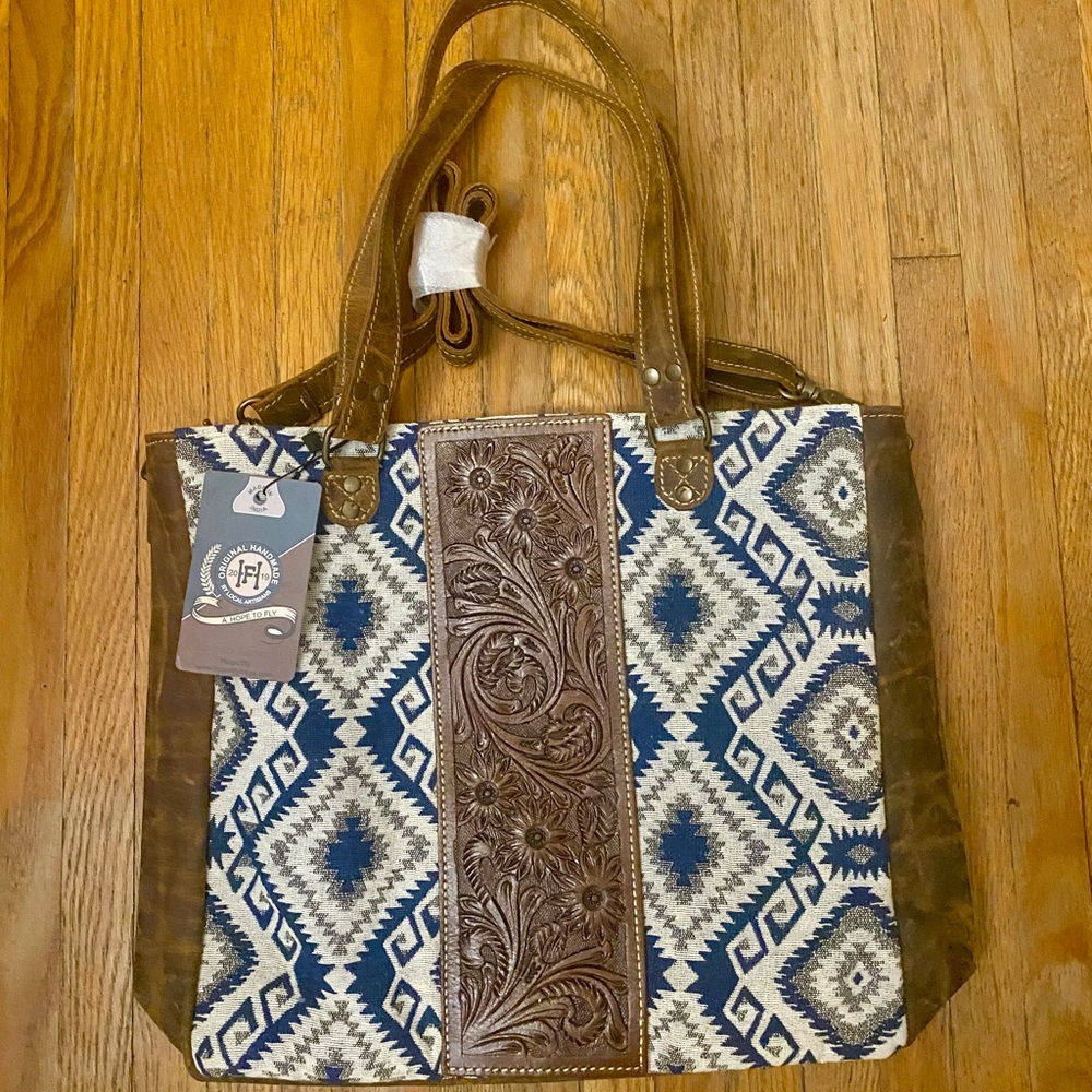 New repurposed leather with repurposed blue & white fabric - Picture 3 of 8